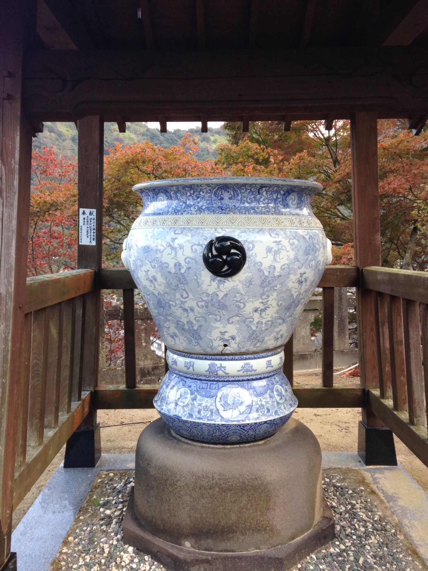 焼き物フリーク必訪！磁器でできた神社